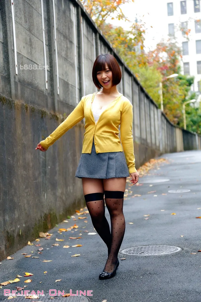 漂亮白嫩而肥硕的大奶子，要是把我的东西放在里面摩擦，那爽死了 [24P][松井 玲奈 写真 集]