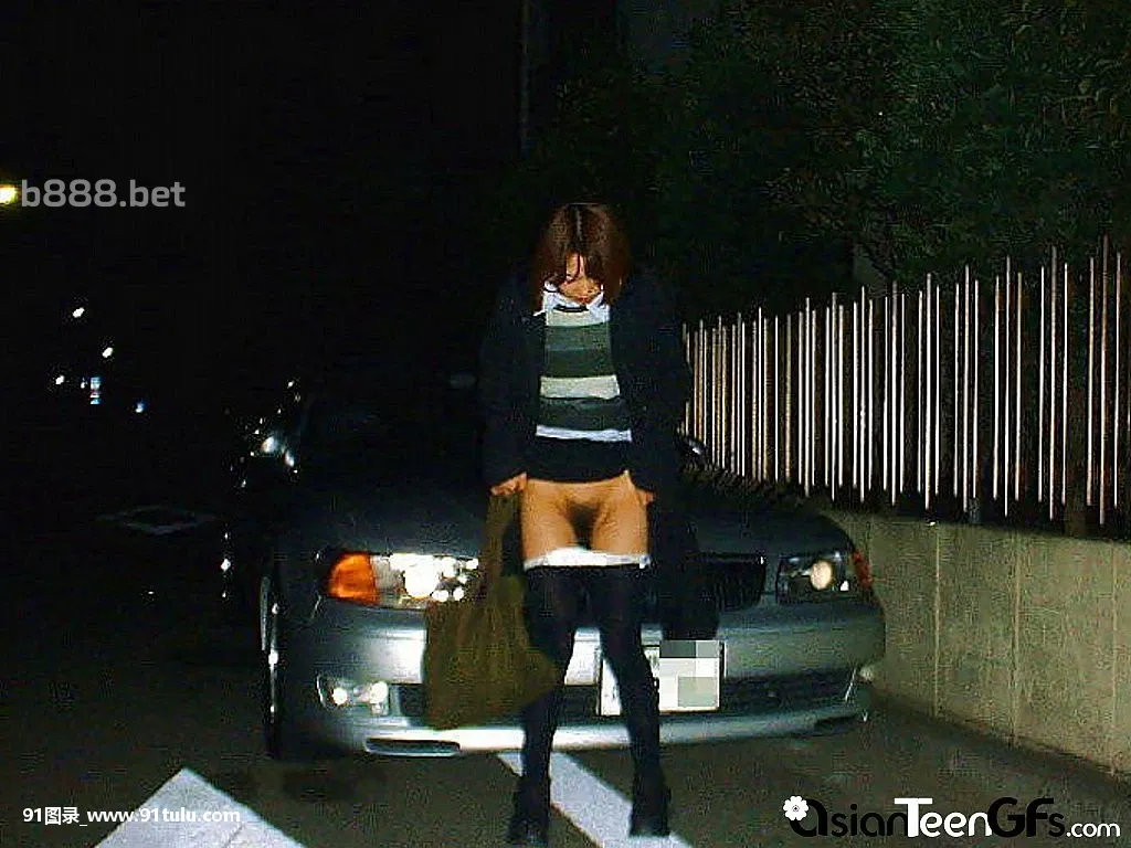 Asian teen loves to get naked in public! [9P][写真 加工 人物]