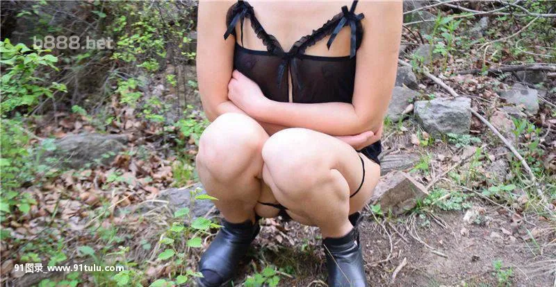 嫩妹子跪着吃的口活相当给力 [14P][廁所 偷拍]