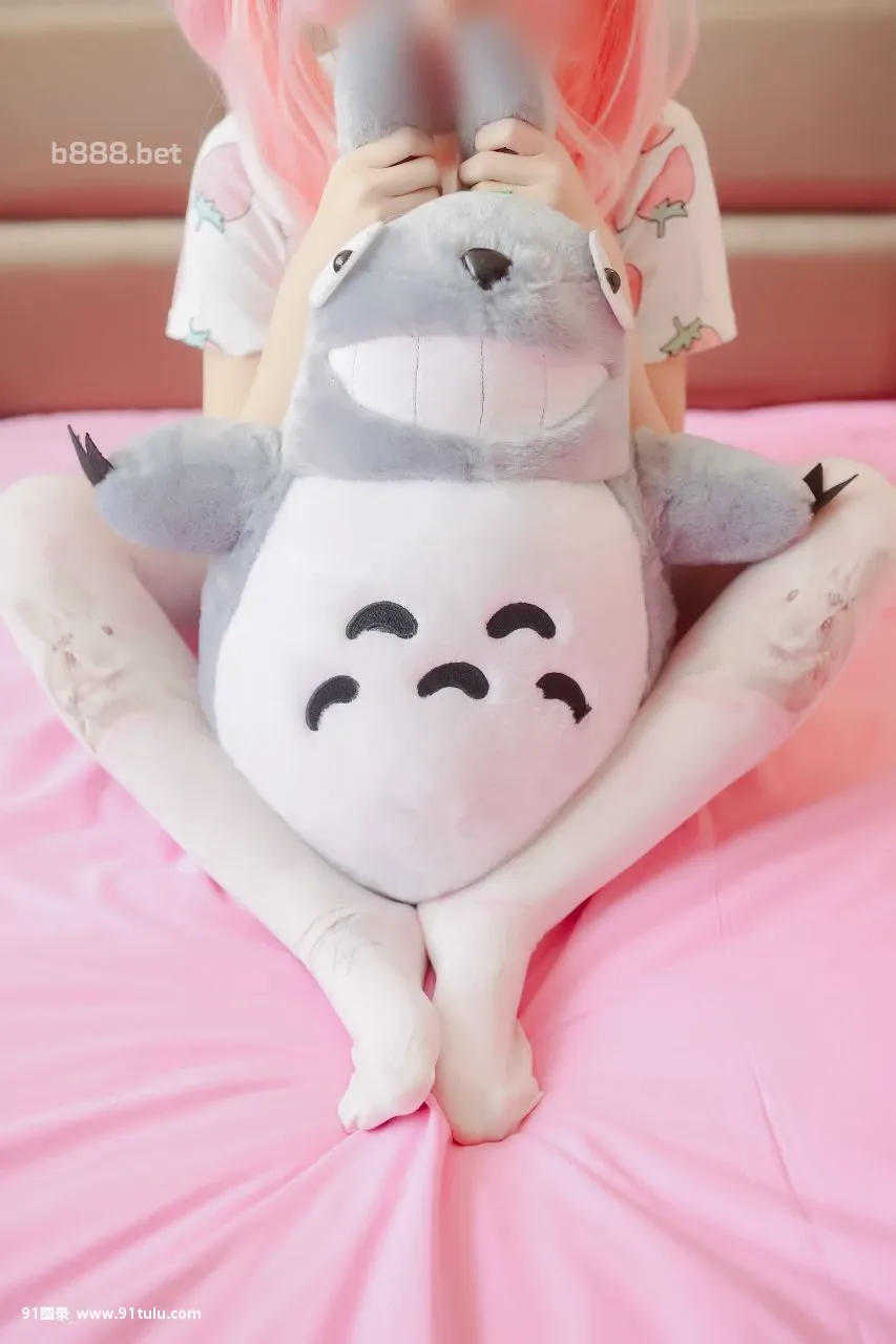 少女映画 之龙猫与少女   Cute loli girl playing with her doll [44P][米莎 裸照]