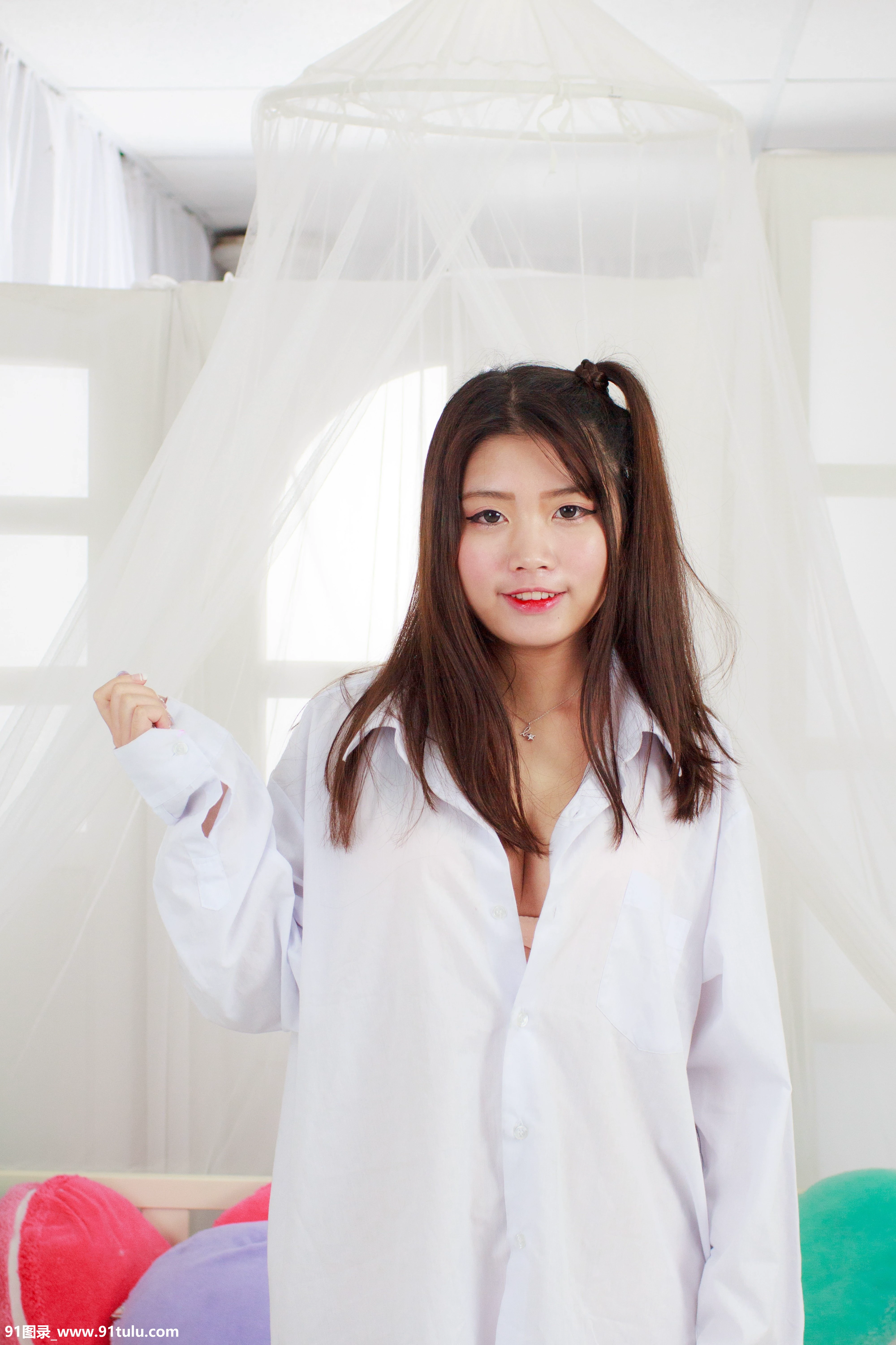 可爱的白衣马尾妹子 [93P][张佩 偷拍]