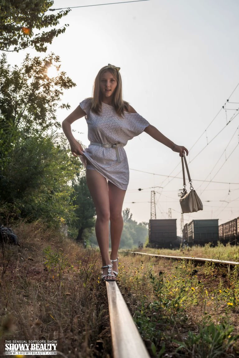 走在铁轨上的少女 [20P][パノラマ 写真 サイズ]