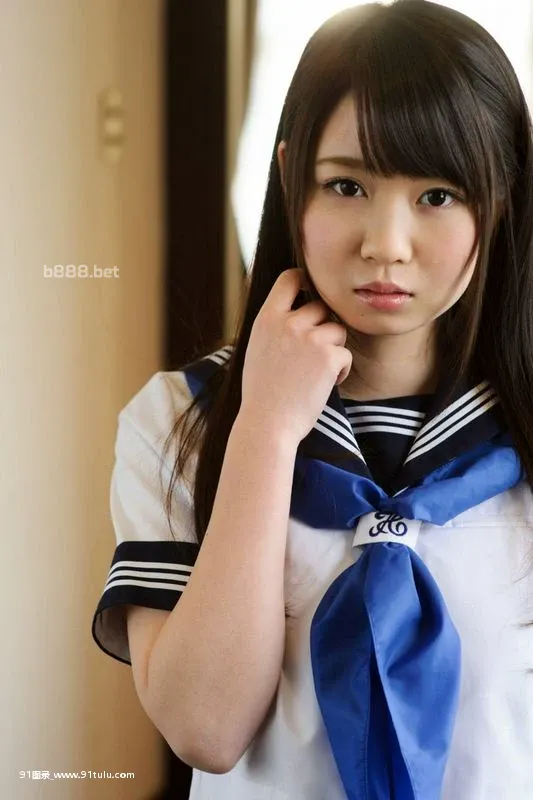 大奶萝莉羞涩学生装 [28P][校 裙 走光]