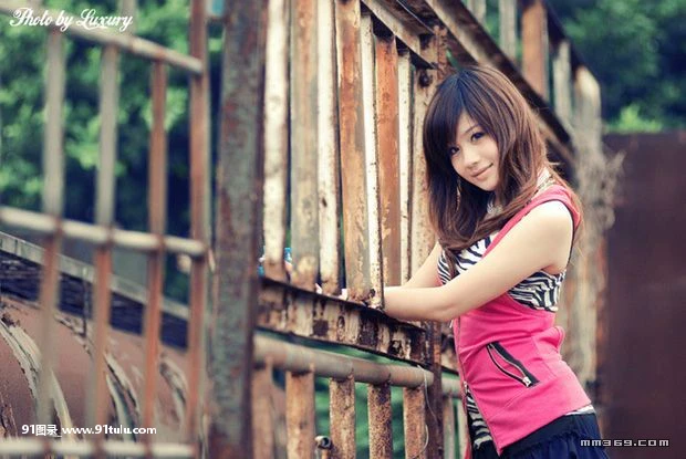 一脸清纯的红衣女孩 [10P][angelababy 美腿 裸照]