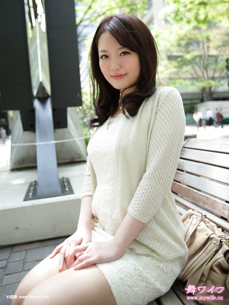 狠狠的抓着她那完美的乳房，在床上狠狠的插她 [23P][露出 手錠 全裸]