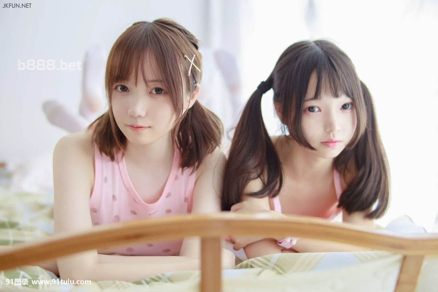 Twin loli girl on white silk [87P][パノラマ 写真 カメラ]