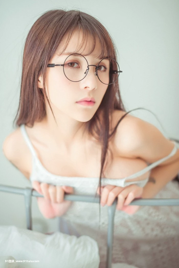 女神夏美酱比基尼包不住诱人美胸 [56P][金秀贤 裸体]