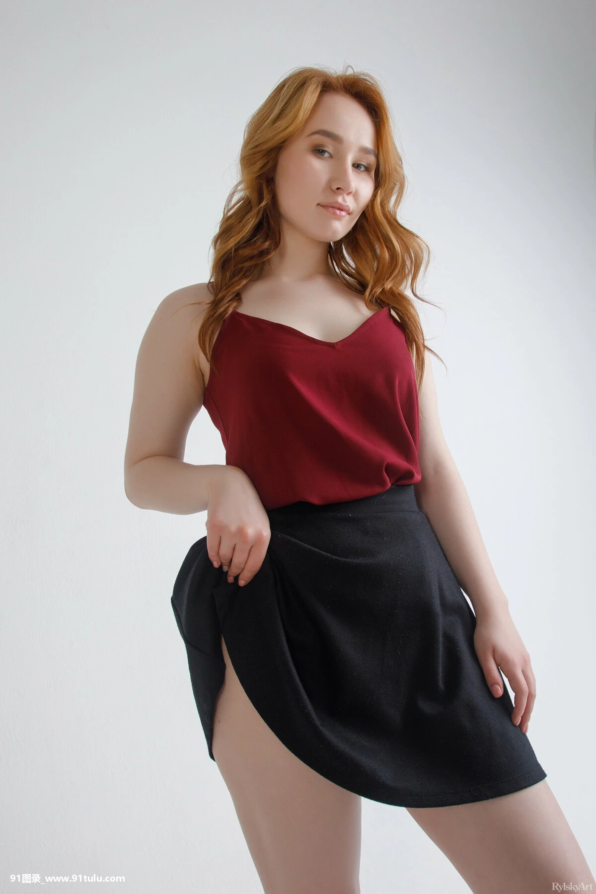 诱人地裸体伸展双腿 [20P][佐野 勇 斗 家族 写真]